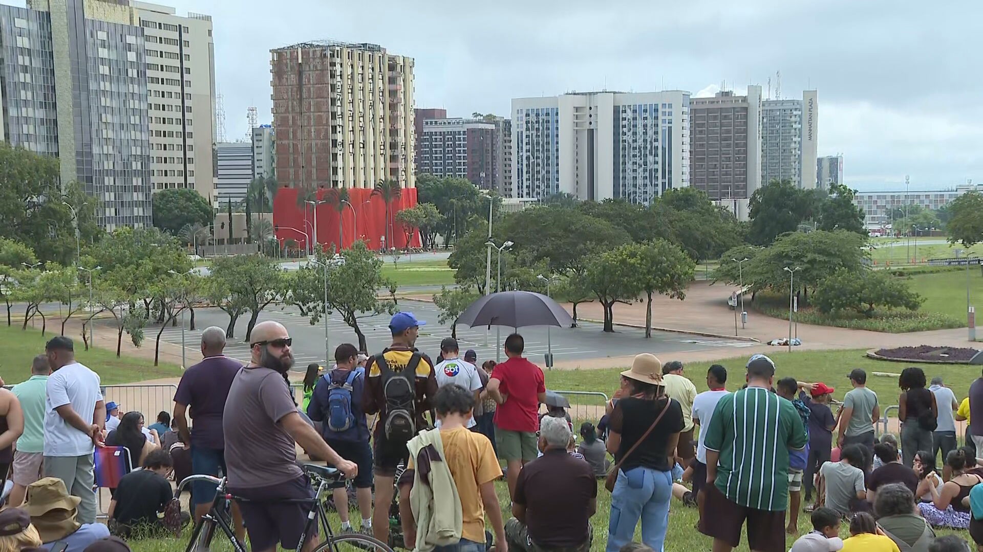 Implosão do Torre Palace: carcaça de hotel de luxo vai ao chão no centro de Brasília; veja VÍDEOS