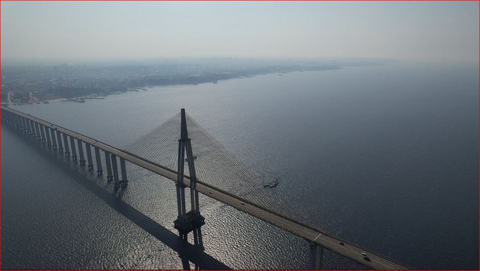 Ponte Rio Negro e área urbana de Manaus encoberta por fumaça de queimadas — Foto: William Duarte/Rede Amazônica