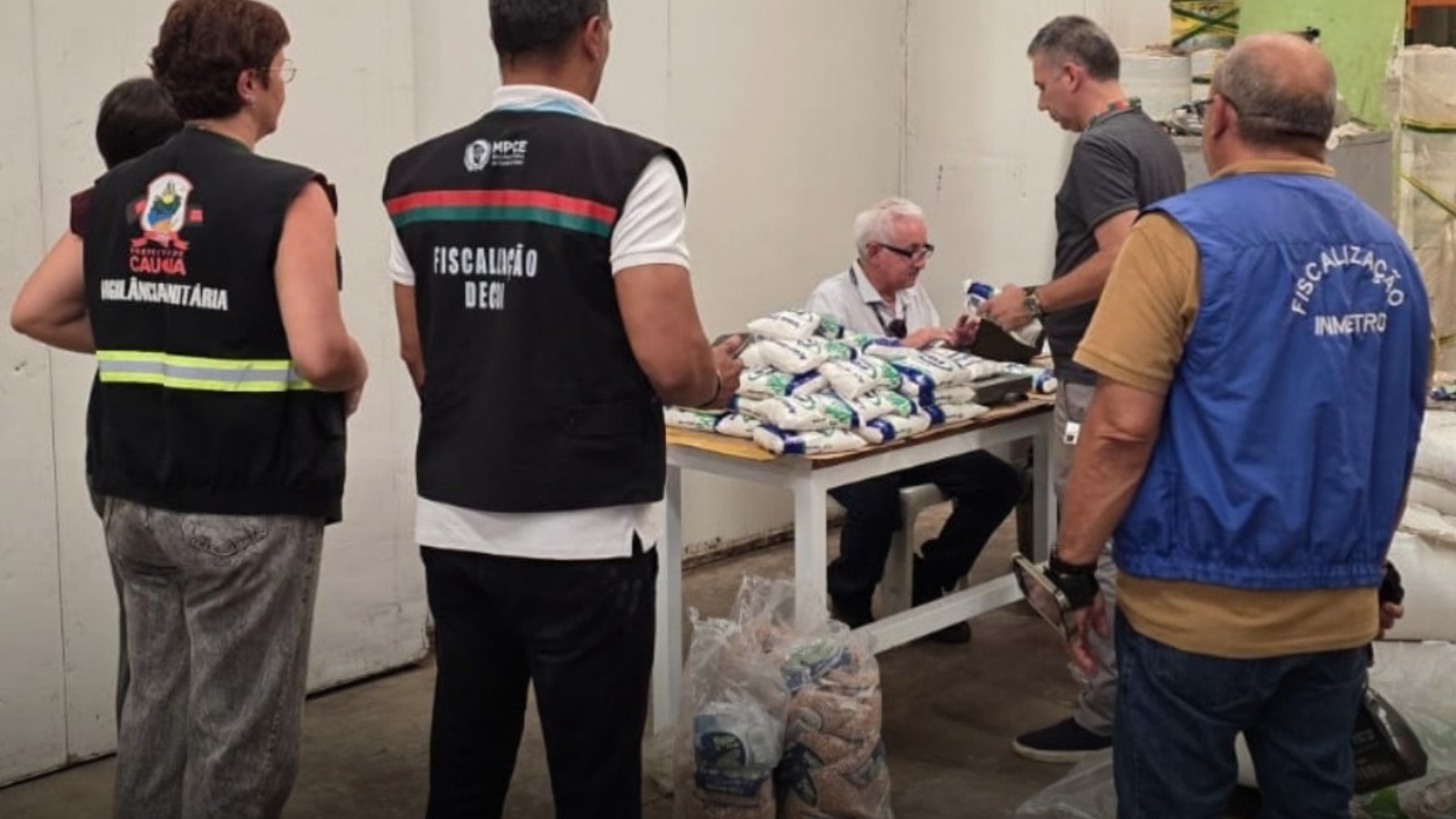 Distribuidora de alimentos é interditada pelo Decon na Grande Fortaleza por riscos à saúde dos consumidores
