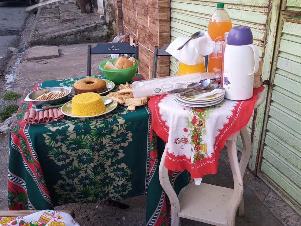 Café da manhã é bem variado e servido na calçada — Foto: Arquivo pessoal