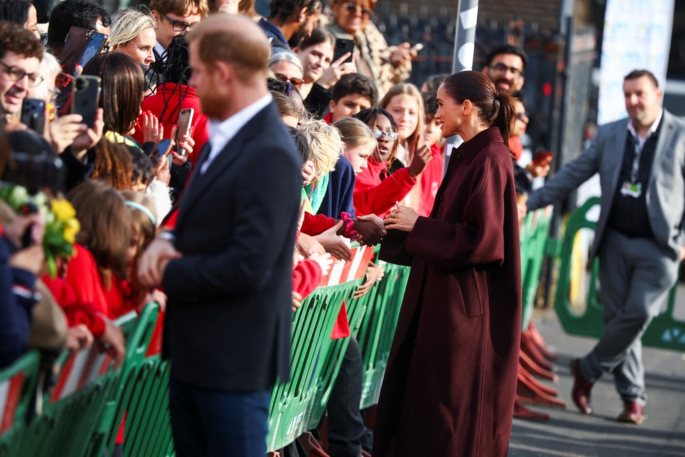 Príncipe Harry e Meghan Markle fazem primeira aparição pública após retornarem ao Reino Unido em Nottingham em 15 de outubro de 2026. — Foto: REUTERS/Phil Noble