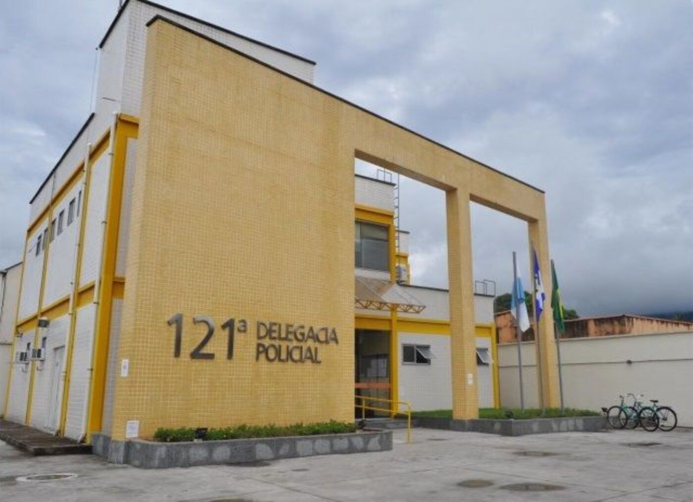 Polícia prende homem e apreende três menores em operação contra tráfico de drogas em Casimiro de Abreu