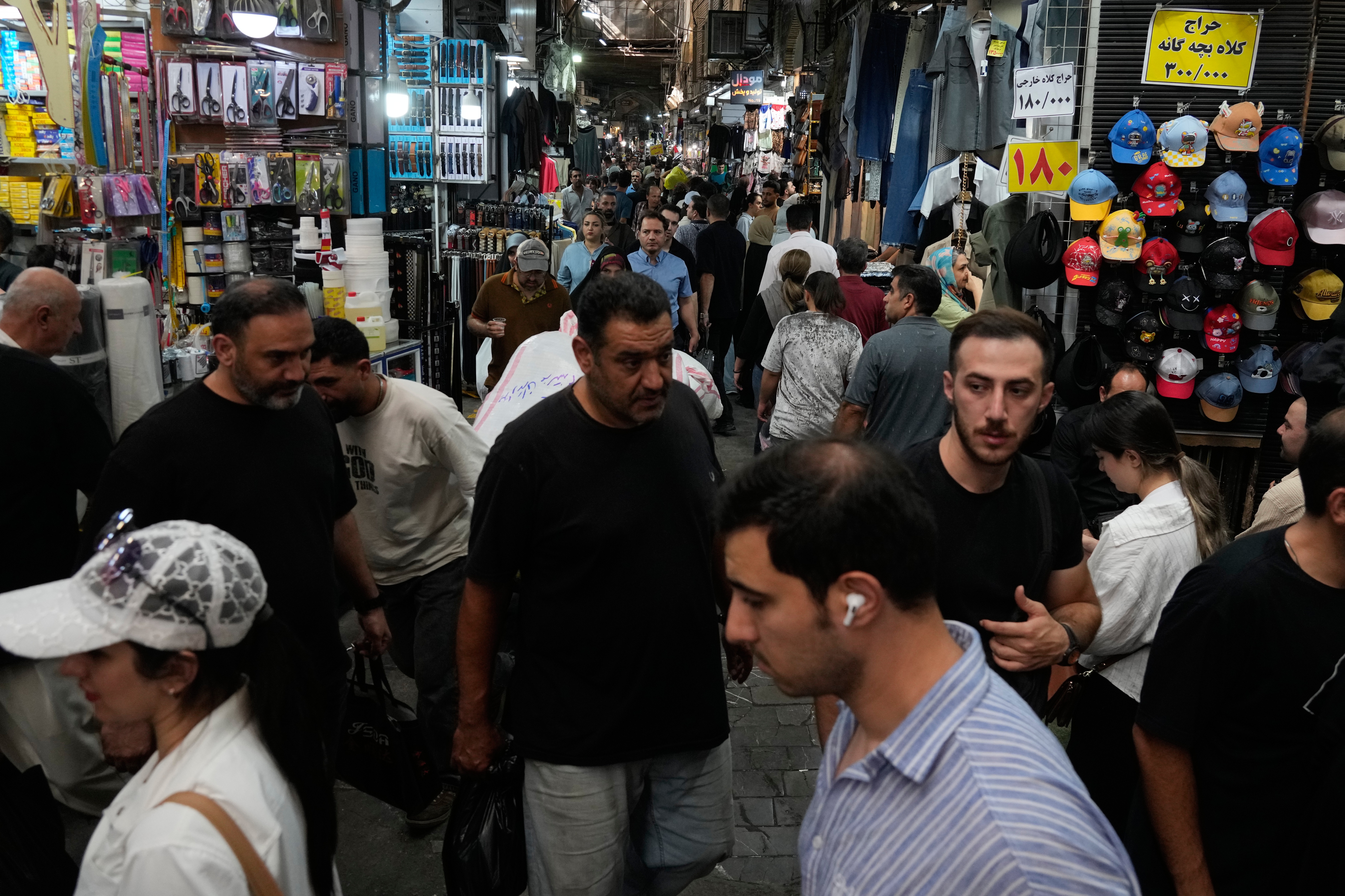Famílias iranianas lutam para comprar o básico enquanto EUA intensificam guerra econômica