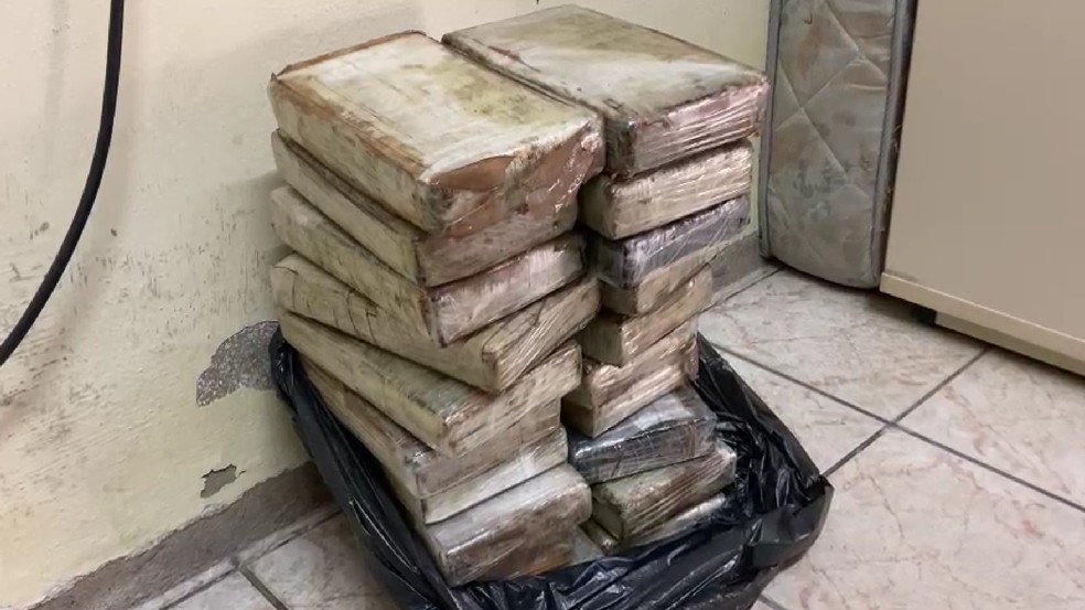 Cocaína apreendida em fundo falso no porta-malas de carro em Mossoró — Foto: Pedro Hugo/Inter TV Costa Branca