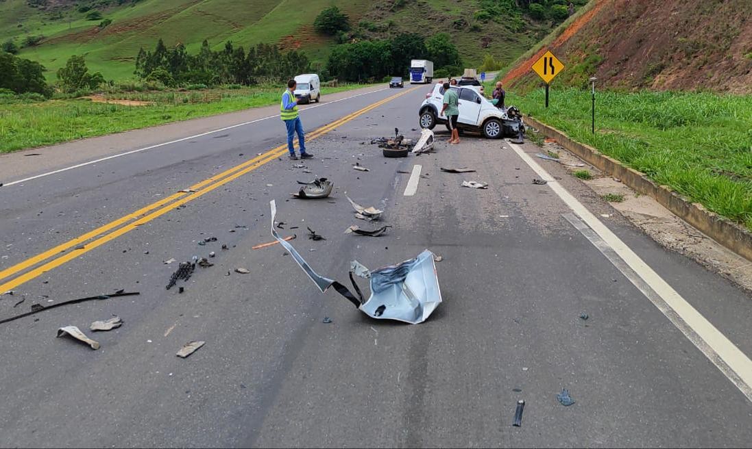 Batida de frente entre carro e caminhão deixa motorista morta na BR-116