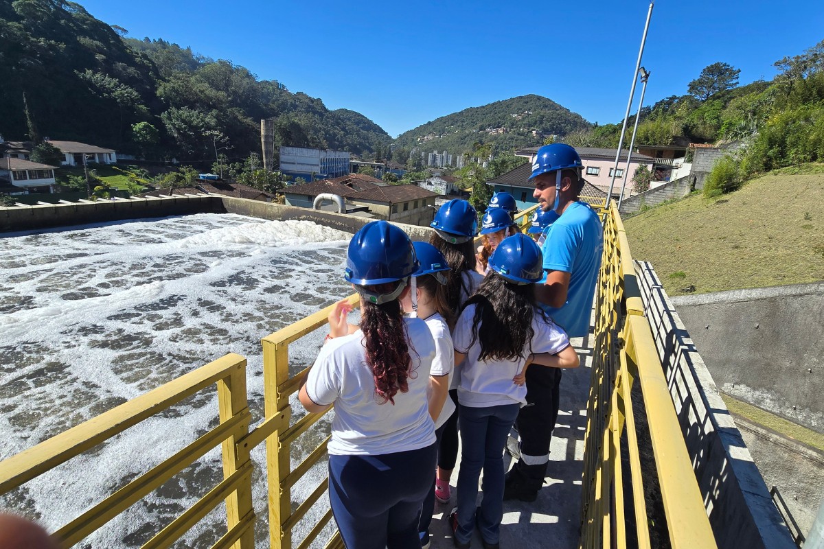 Alunos do 5º aprendem na prática como funciona o tratamento de esgoto em Petrópolis