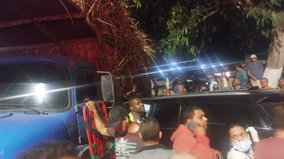Carro chegou a entrar debaixo do caminhão e o motorista ficou preso às ferragens  — Foto: Reprodução Redes Sociais