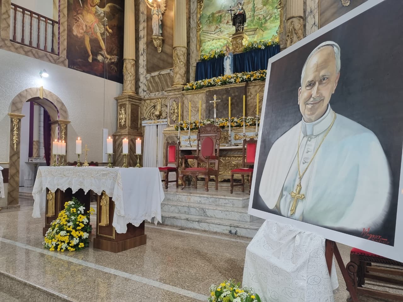 Pintura de Leão XIV é instalada em igreja do interior de SP que tem imagens de todos os papas no teto