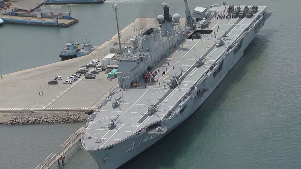 Embarcações e aeronaves participam de desfile pelo Dia da Marinha na orla do Rio — Foto: Reprodução/TV Globo 
