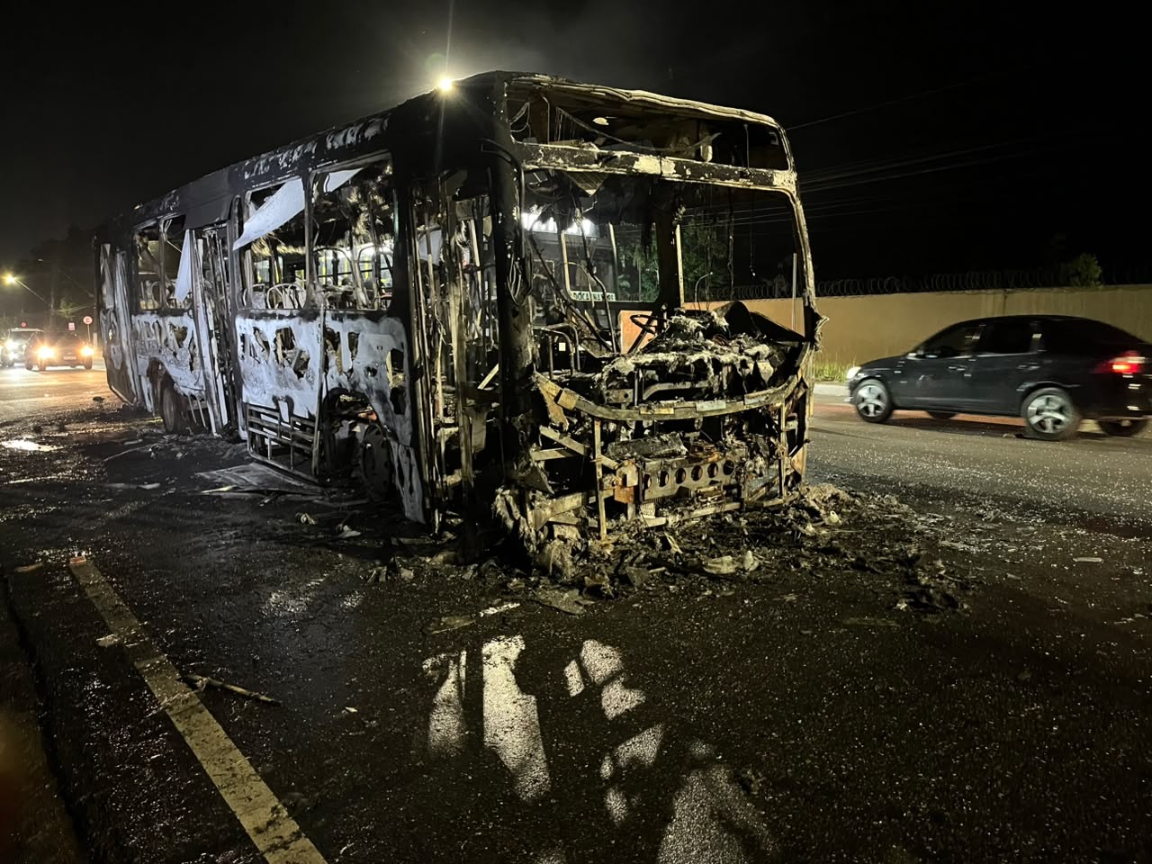 Ônibus pega fogo na rodovia Arthur Bernardes em Belém