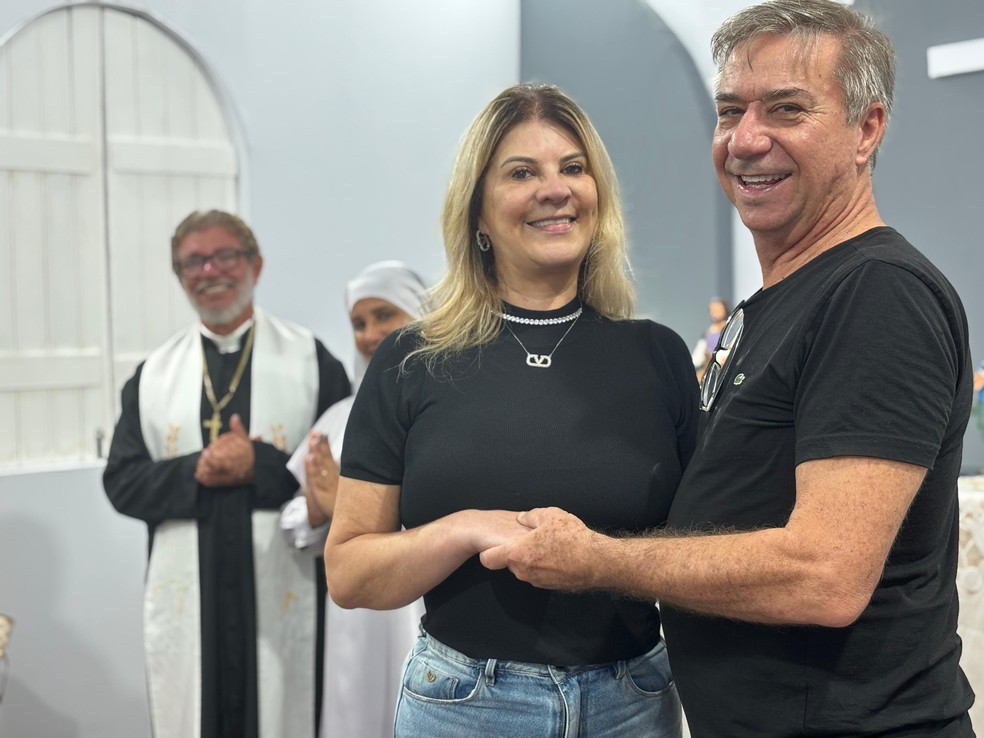 Csar Augusto e Karen Cristina receberam a 'beno' do padre Belga.  Foto: Antnio Cardoso