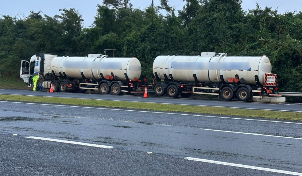Após quase 20 horas e vazamento de 30 mil litros de combustível, Rodovia Raposo Tavares é totalmente liberada em Martinópolis (SP) — Foto: Emerson Sanchez/TV TEM