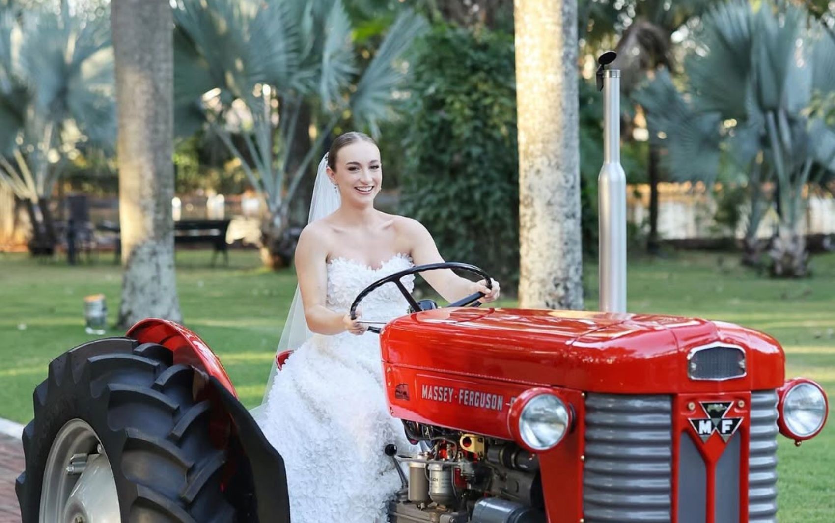 Noiva chega a casamento dirigindo trator, e vídeo diverte a web: ‘Faltou só o arado’