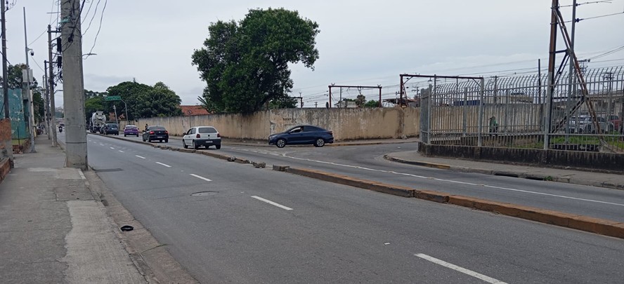 Carro bate em poste e interdita avenida em Jundiapeba, em Mogi das Cruzes