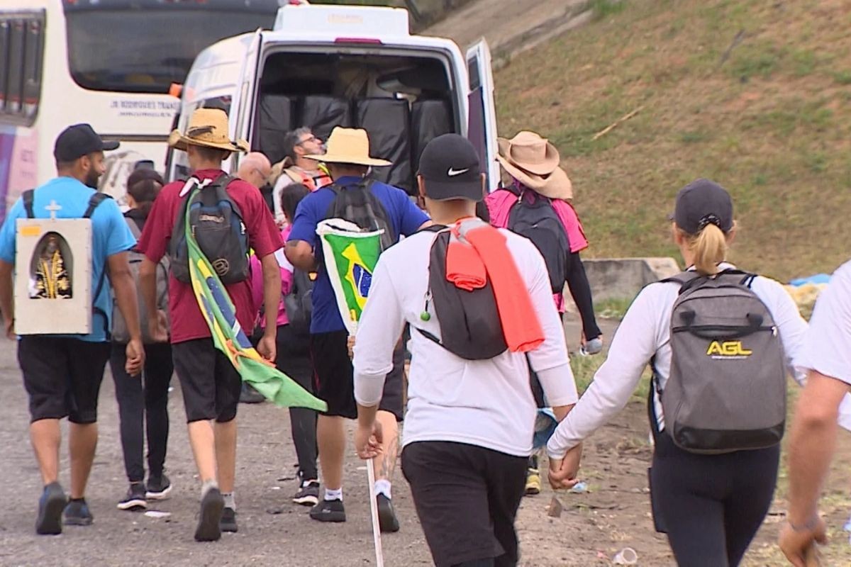 Evitar caminhada à noite, usar roupa clara e não usar fone de ouvido: PRF orienta romeiros rumo a Aparecida na Dutra