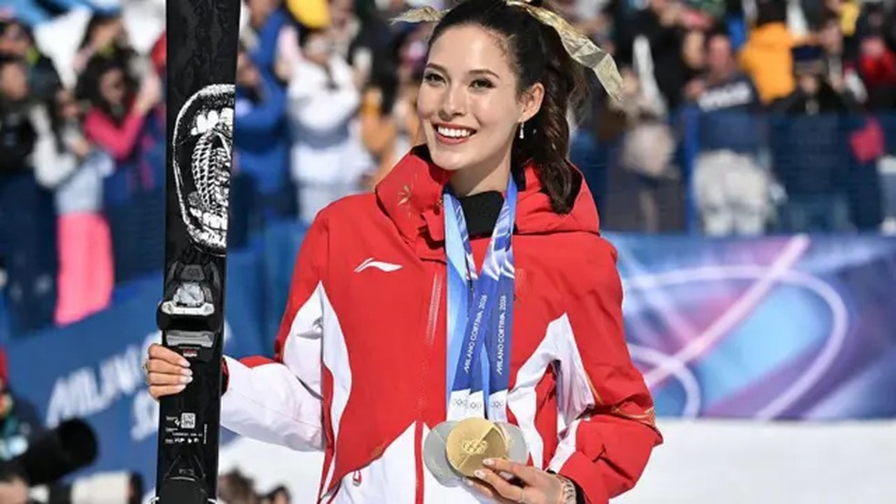 A esquiadora olímpica de estilo livre Eileen Gu é embaixadora da marca chinesa de roupas esportivas Anta. — Foto: Getty Images via BBC