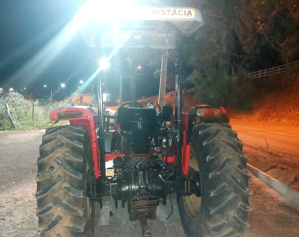Motorista bate carro na traseira de trator na LMG-814, em Liberdade, MG — Foto: Divulgação/PMR