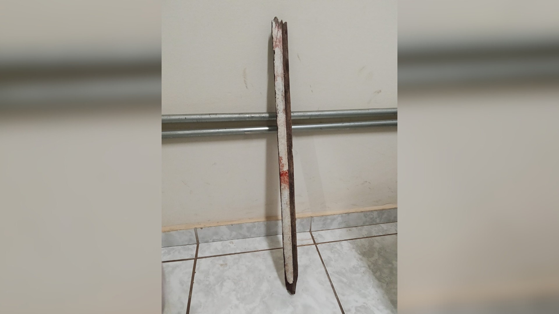 Homem é preso suspeito de agredir companheira com pedaço de pau após ela negar relação sexual com outro homem em troca de drogas 