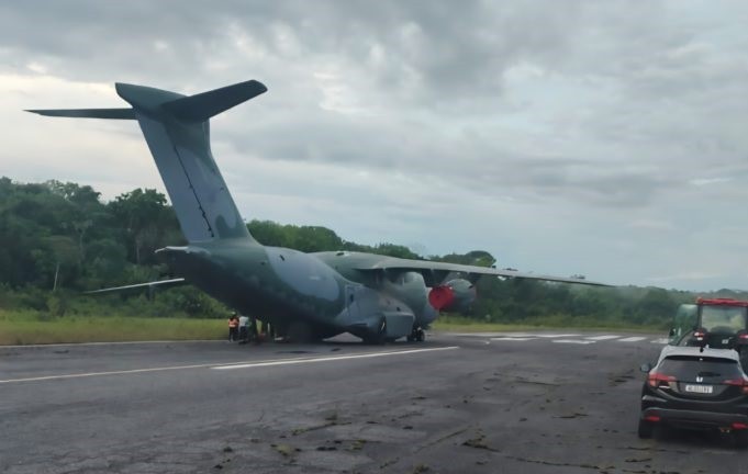 Avião da FAB atola após pouso no aeroporto de Breves, no Pará