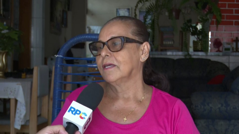 Valdete da Silva, de 62 anos, se salvou, por pouco, de ser atropelada por um caminhão — Foto: RPC