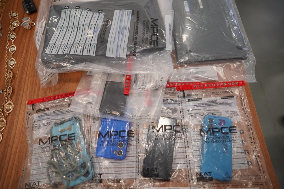 Celulares apreendidos durante operação contra advogados no Ceará. — Foto: MPCE/Reprodução