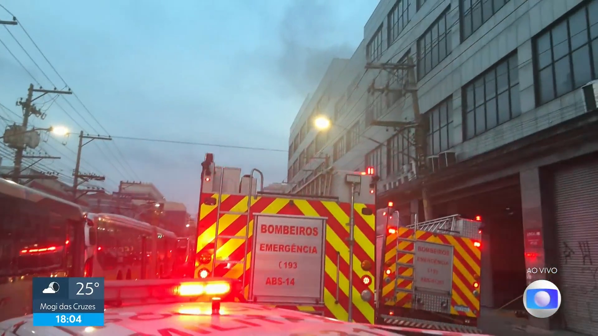 Incêndio atinge prédio comercial no Brás e interdita Avenida Celso Garcia, no sentido bairro
