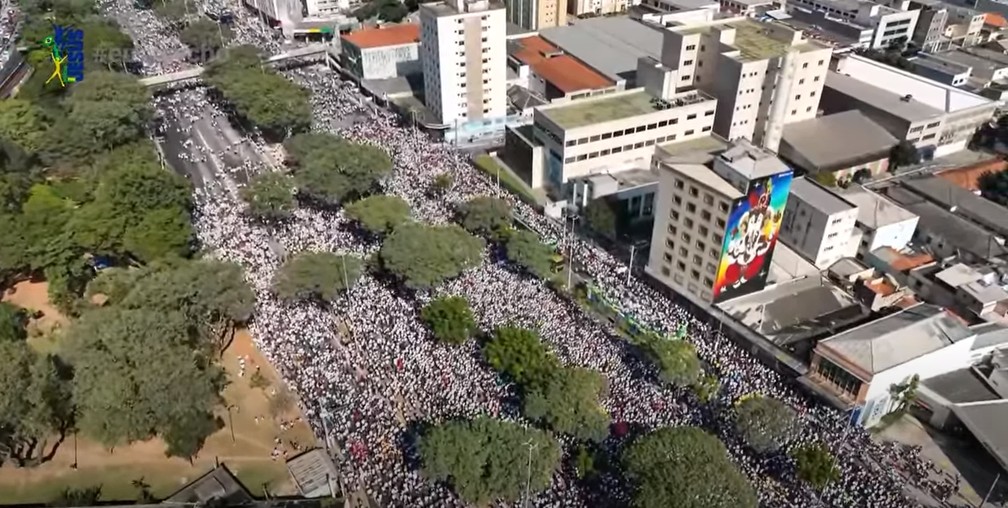 Público toma as ruas de São Paulo rumo ao evento gospel — Foto: Reprodução 