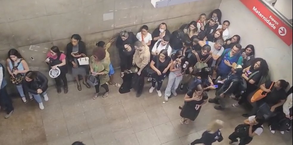 Passageiros ficam assustados com estrondo na estação da Luz do metrô, na manhã desta terça-feira (30) — Foto: Lívia Martins