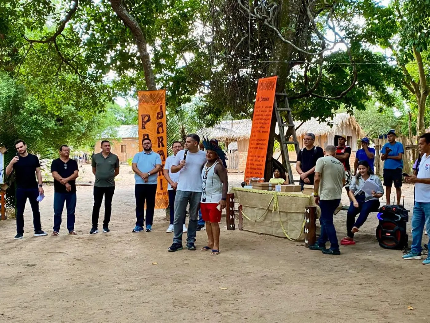 Seduc entrega 60 Chromebooks para estudantes da aldeia Lago da Praia, na região do Arapiuns, em Santarém