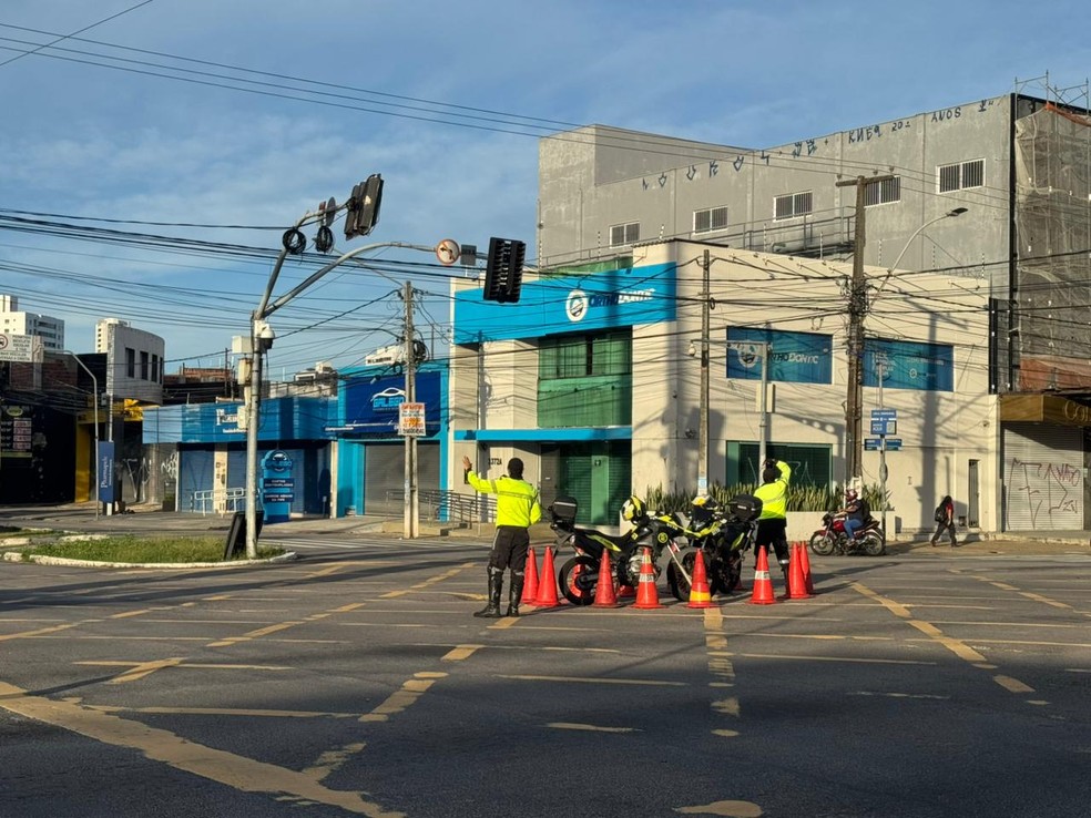 Agentes da STTU controlam tráfego no cruzamente das avenidas Nevaldo Rocha e Prudente de Morais nesta sexta-feira (17) — Foto: Sérgio Henrique Santos/Inter TV Cabugi