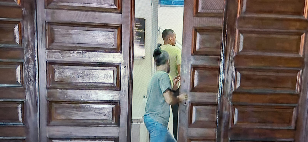 Robinho dentro do prédio da Polícia Federal em Santos — Foto: Fábio Pires/TV Tribuna