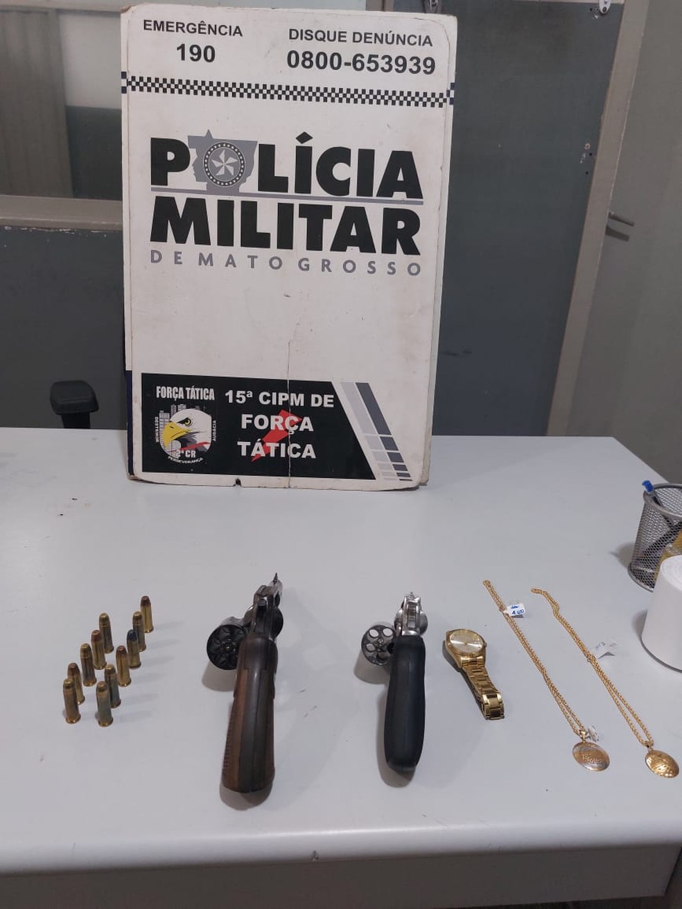 Dois suspeitos são presos após roubo em relojoaria de shopping em Cuiabá — Foto: Polícia MIlitar