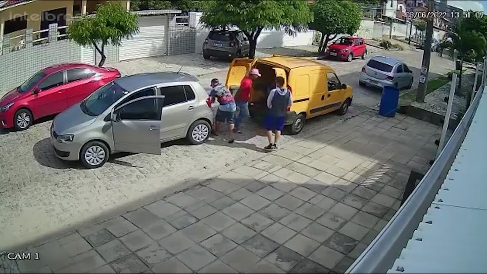 Suspeitos interceptaram carro dos Correios no momento em que funcionário fazia a entrega das encomendas, que foram levadas — Foto: Divulgação/Polícia Federal