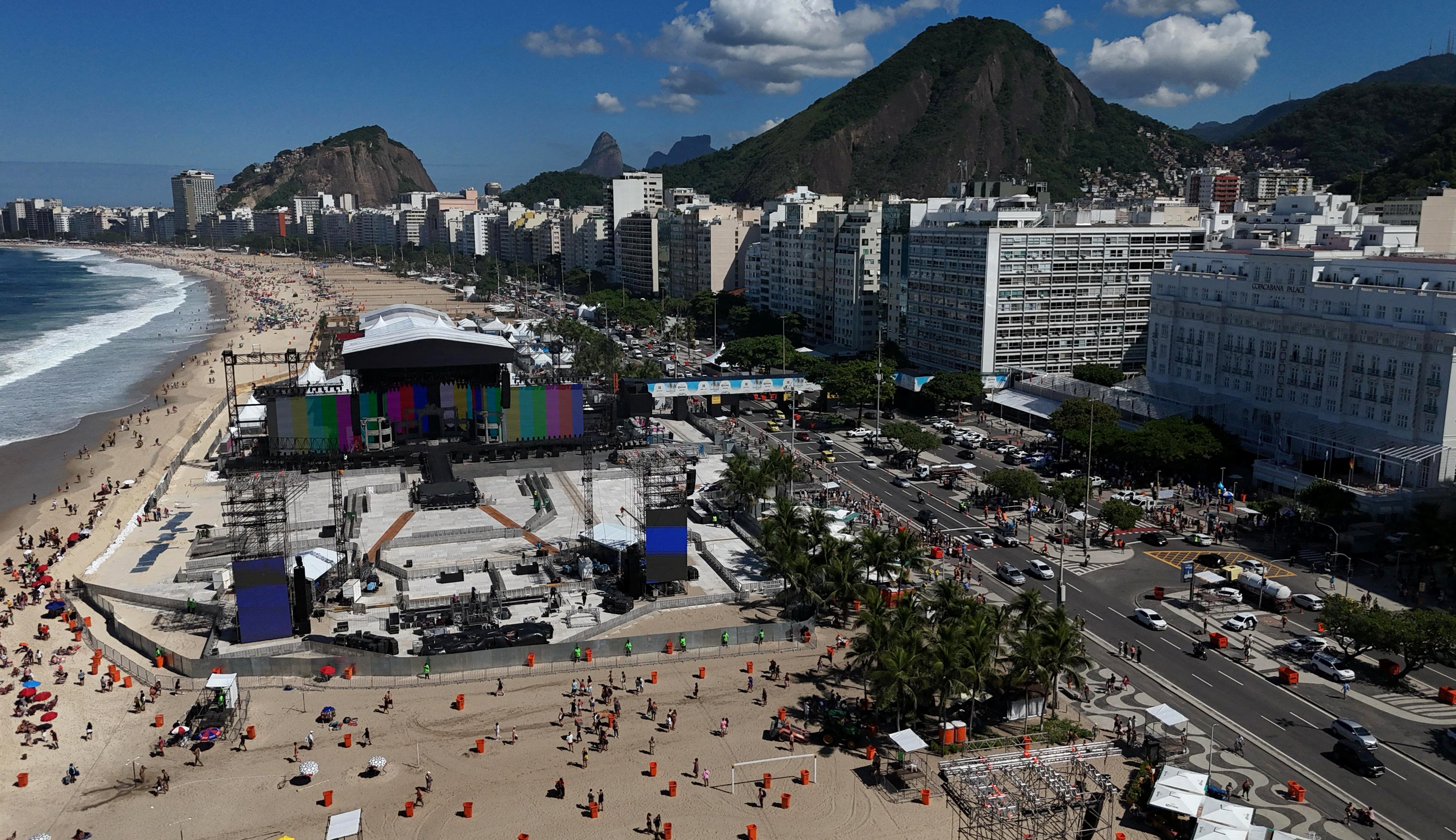 Show de Lady Gaga terá 7 mil convidados VIPs e cardápio inspirado em livro do pai da cantora