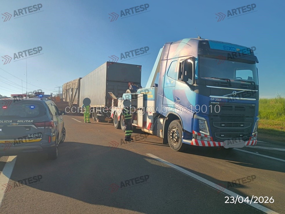 1 de 2
Uma colis&atilde;o traseira envolvendo um bitrem e um caminh&atilde;o resultou na morte de uma pessoa, na madrugada desta quinta-feira (23), no km 216 da Rodovia Comandante Jo&atilde;o Ribeiro de Barros (SP-225), em Pederneiras (SP) &mdash; Foto: Artesp/Divulga&ccedil;&atilde;o