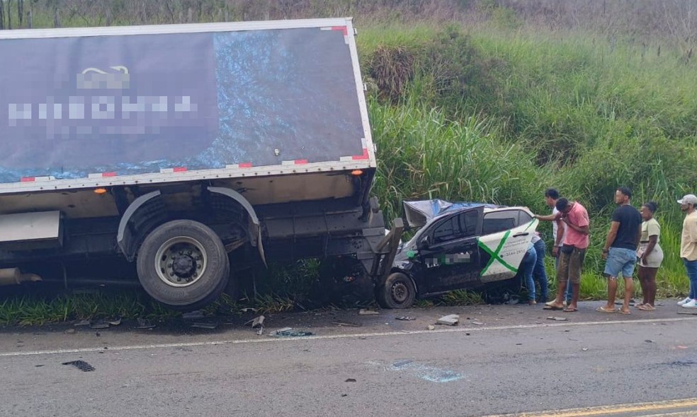 Batida com caminhão matou três pessoas da mesma família e deixa carro retorcido na Bahia — Foto: Ubatã Notícias