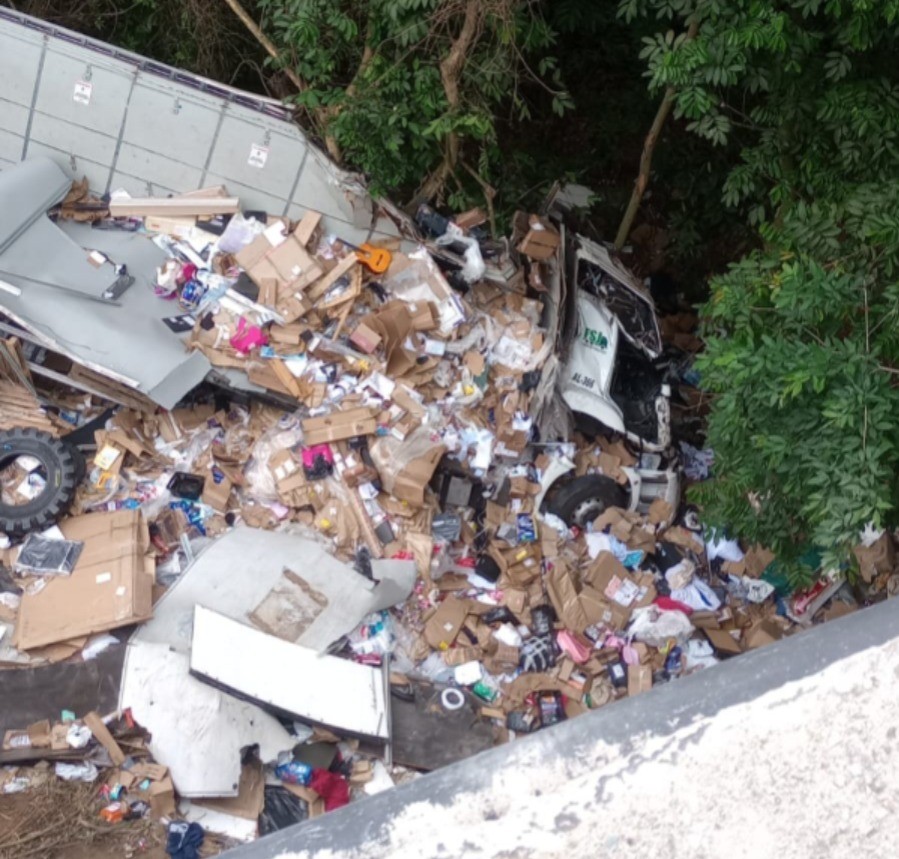 Caminhão despenca de ribanceira e deixa dois feridos na descida da Serra das Araras, em Piraí