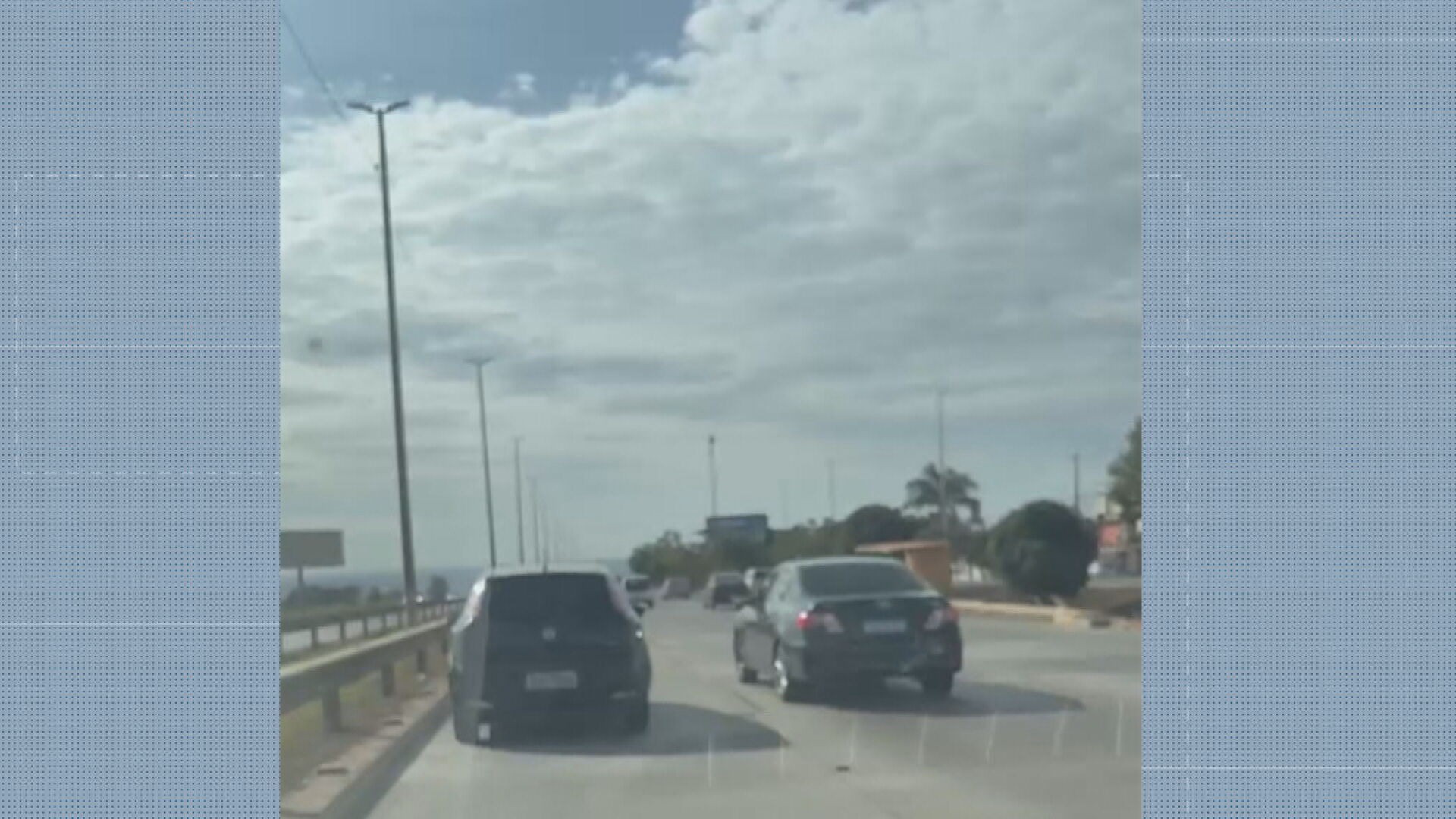 VÍDEO: motorista persegue e fecha carro na via Estrutural, no DF
