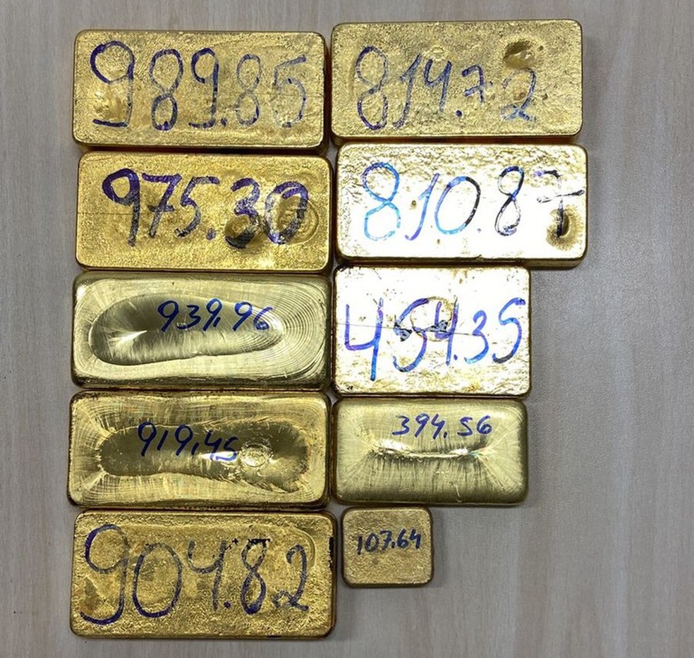 Foram encontrados 7,850 kg de ouro de maneira ilegal com a mulher &mdash; Foto: PF/Divulga&ccedil;&atilde;o