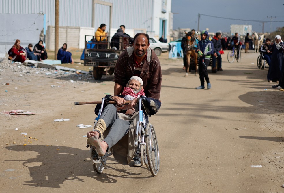 Pacientes que estavam no Hospital Nasser e conseguiram deixar o local chegam em Rafah — Foto: Mohammed Salem/Reuters