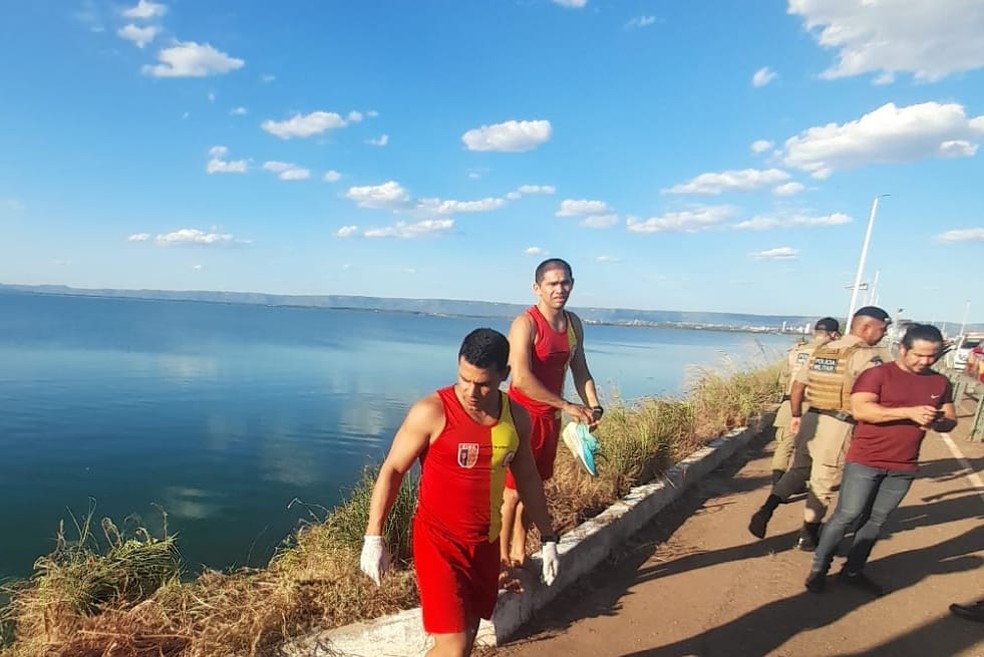 Bombeiros retiraram corpo da &aacute;gua &mdash; Foto: Divulga&ccedil;&atilde;o/Bombeiros