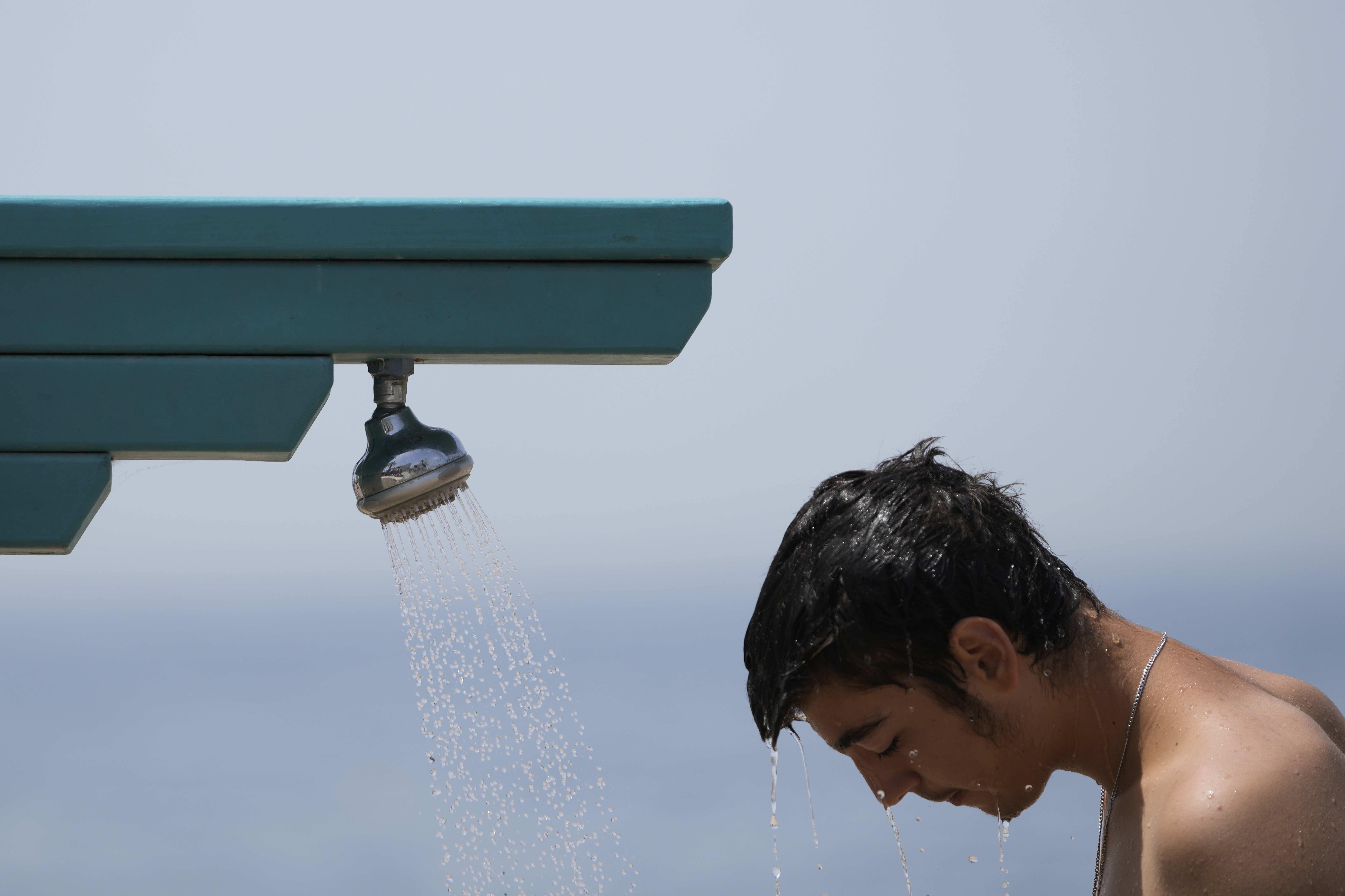 É melhor tomar banho de manhã ou à noite? Veja o que diz uma microbiologista