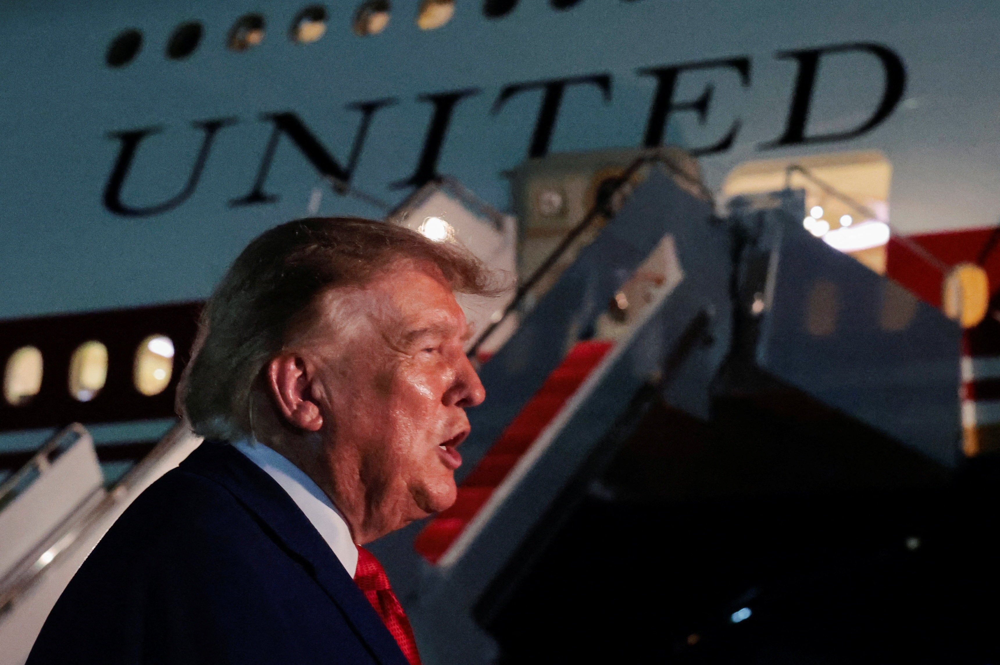 Trump confirma voo secreto e diz que seguiu orientação militar por ameaça: 'Não confio no Irã'