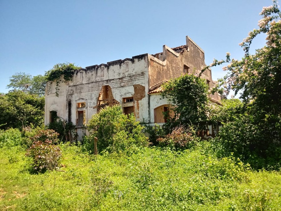 Casa Grande do Cococi, pertencente ao major Eufrsio Alves Feitosa. A prefeitura funcionava em um prdio anexado ao lado esquerdo  Foto: Paulo Csar Silva
