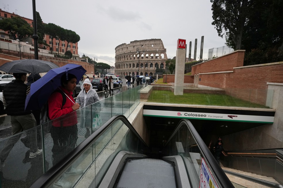 Artefatos da Roma Antiga do século II a.C. em exibição na nova estação de metrô Coliseu, em Roma — Foto: Alessandra Tarantino/AP Photo
