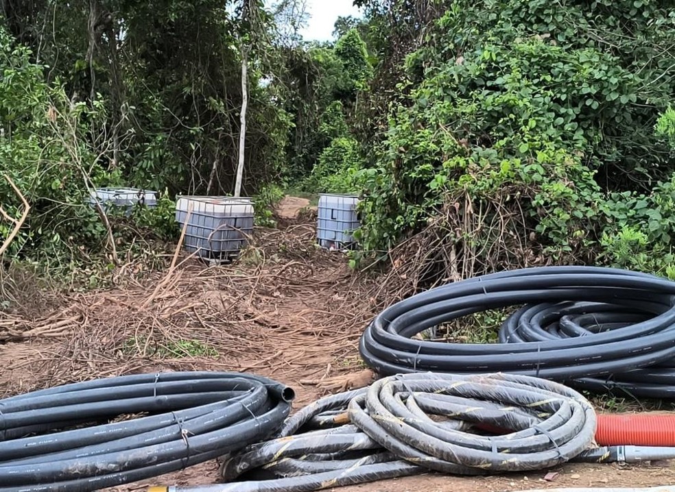 No local também havia um caminhão carregado com vários contêineres de óleo diesel — Foto: Reprodução