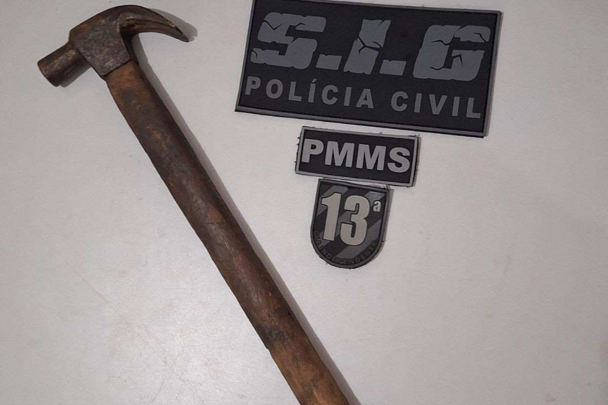 Homem é preso após tentar matar a esposa com golpes de martelo na cabeça em frente a filha em MS