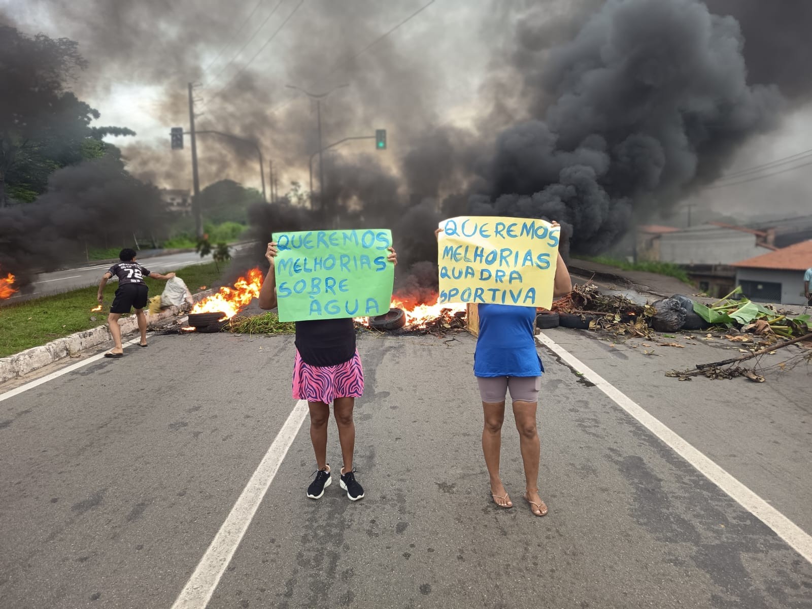 Protesto bloqueia Avenida Daniel de La Touche, em São Luís, por falta de água e infraestrutura