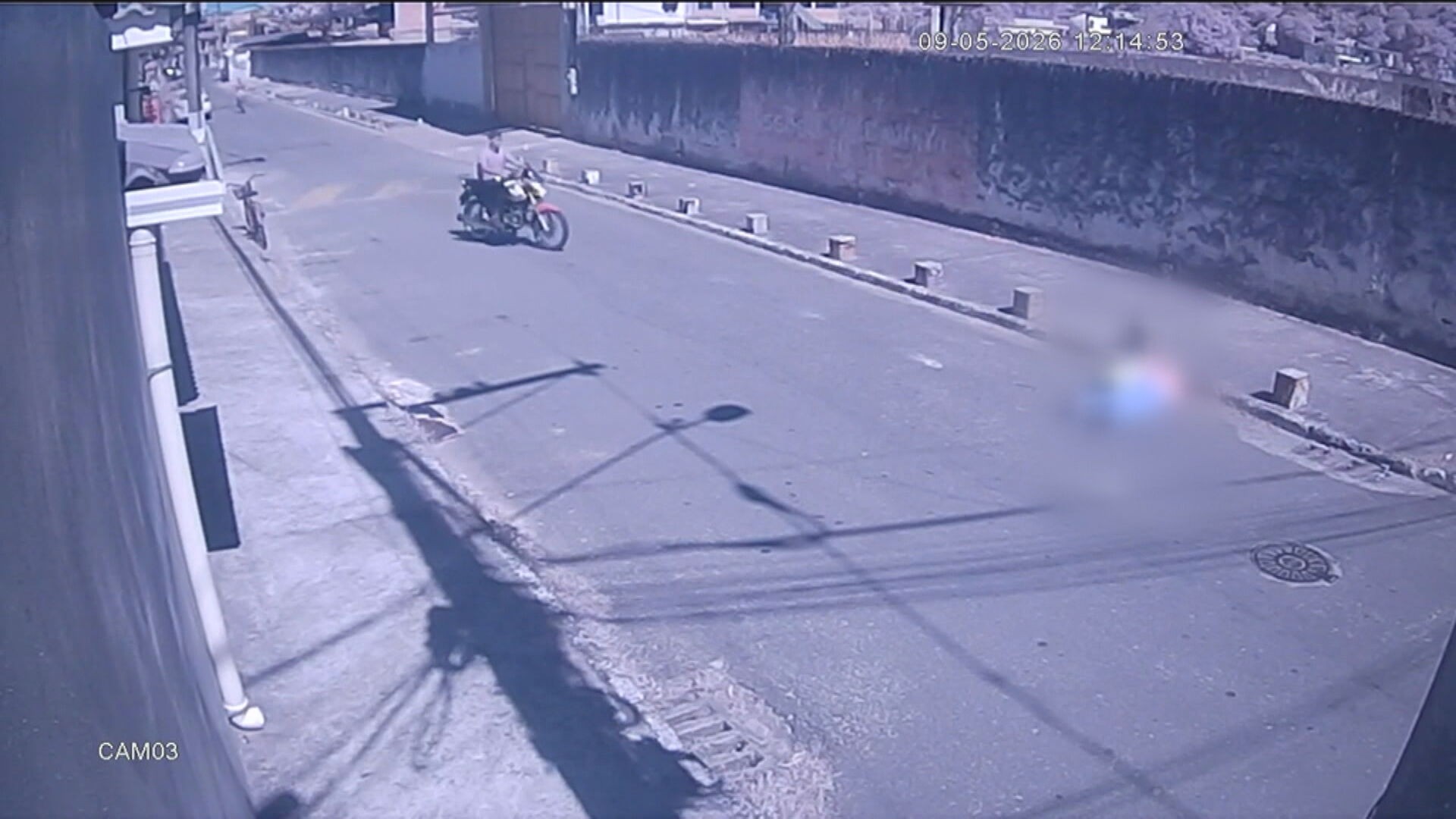 Idosa é atropelada por motoqueiro que empinava moto em Magé; VÍDEO 