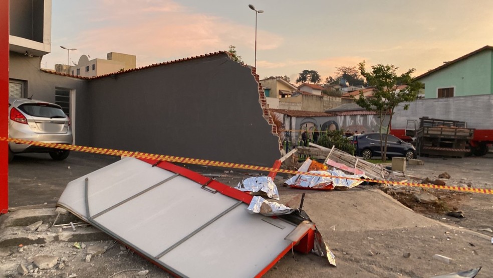 Caminhão também derrubou o muro de uma casa no distrito de César de Sousa, em Mogi — Foto: Edison Ferreira/TV Diário